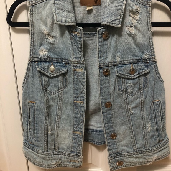 American Eagle Jean Vest - Picture 2 of 4